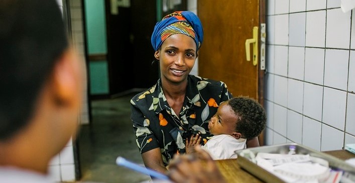 Image of a mother being counselled by a nurse in Rwandan health facility